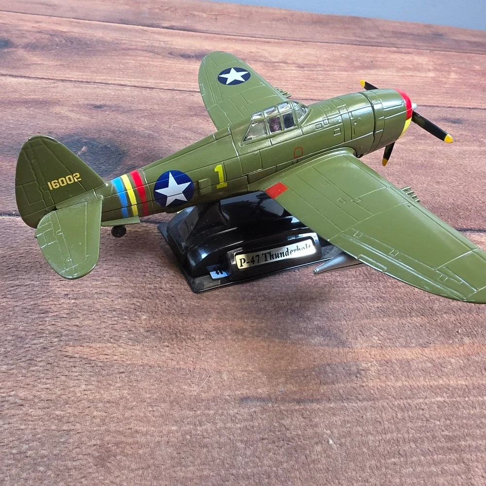 P-47 Thunderbolt Fighter Aircraft Model Green Excellent WWII Display Base